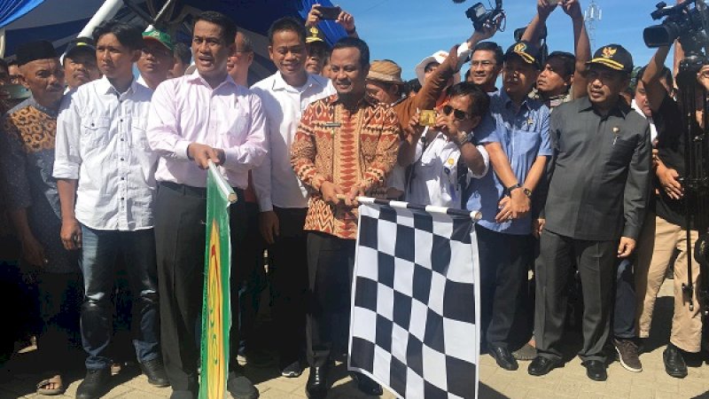 Menteri Pertanian, Andi Amran Sulaiman dan Wagub Sulsel, Andi Sudirman Sulaiman, tampak melepas truk  bantuan untuk korban banjir, Sabtu, 15 Juni 2019.
