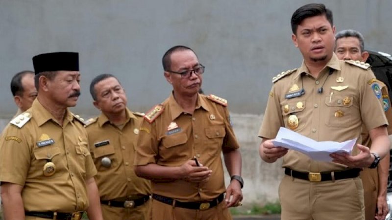 Adnan Purichta Ichsan (kanan), bersama Abdul Rauf Malaganni (kiri), dalam sebuah acara.
