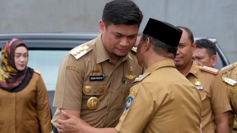 Wabup Gowa, Abdul Rauf Malaganni cipika-cipiki dengan Bupati Gowa, Adnan Purichta Ichsan dalam sebuah kesempatan.