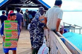 Satgas Banjir TNI AL Lantamal VI Lanal Kendari Salurkan Bantuan Korban Banjir Konut