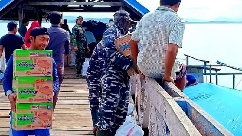 Tim satuan Tugas (Satgas) banjir TNI-AL Lantamal VI Lanal Kendari, bersama masyarakat, membantu mendistribusikan bantuan bagi korban banjir yang melanda Konawe Utara (Konut) Provinsi  Sultra. 