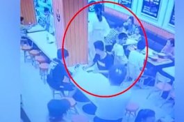 Viral, Wanita Hamil Siram Balita Dengan Sup Panas Karena Berisik di Restoran
