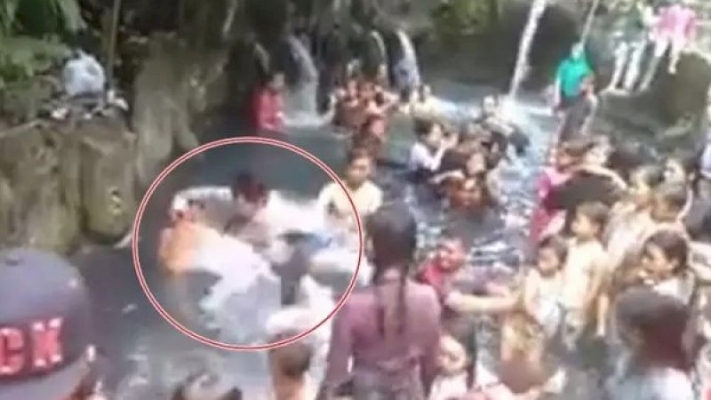 Potongan video saat pria menghajar pelaku yang mencabuli istrinya di kolam air panas, Guci, Tegal.