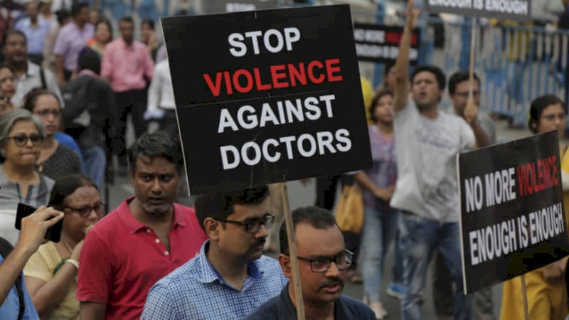 Dokter berunjuk rasa pada hari Jumat di Kolkata (AP)
