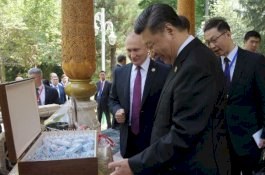 Putin Berikan Es Krim Pada Xi Jinping Sebagai Hadiah Ulang Tahun ke-66