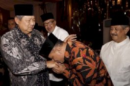 Cium Tangan SBY, Gatot Nurmantyo Disebut-sebut Calon Ketum Demokrat