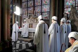 Notre-Dame Kembali Dibuka, Para Pastor Pakai Helm Pengaman