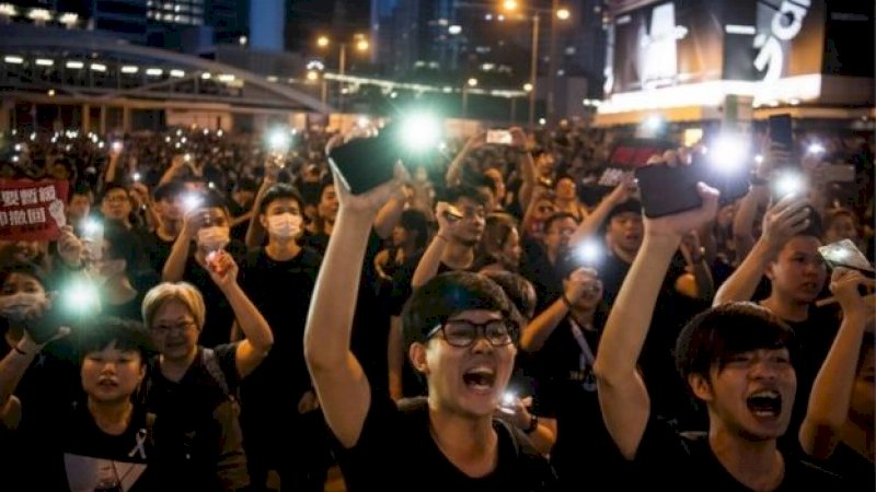 Para pemrotes menuntut pengunduran diri Carrie Lam (Getty Images)