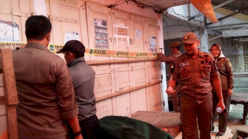 Penyegelan dilaksanakan di Pasar Rappang, Kecamatan Panca Rijang, Senin (17/6/2019).