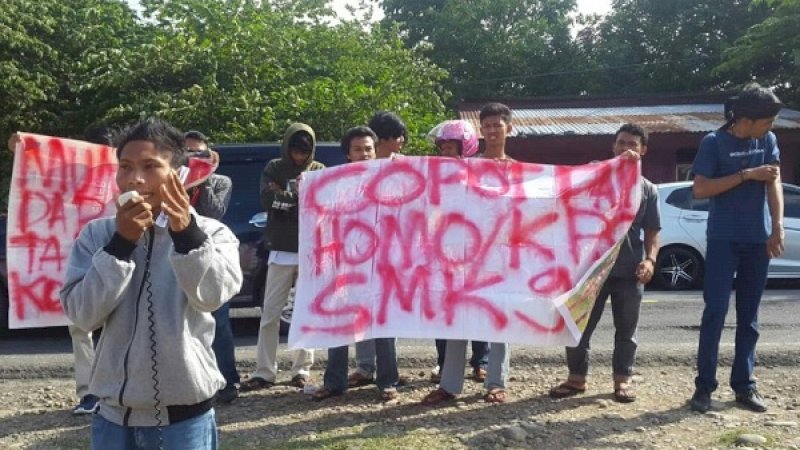 Aksi demonstrasi yang dilakukan alumni SMKN 9 Jeneponto.
