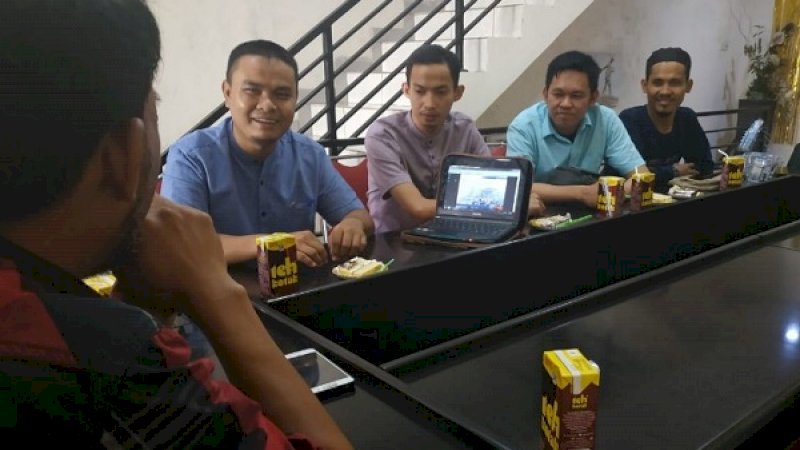 Dari kiri, Andi Muhammad Nur Syahid, Muhammad Fajar, Muhammad Tahang, dan Andi Arifay Yusuf, dari Kurir Langit saat berkunjung ke Rakyatku.com, Senin, (17/6/2019).