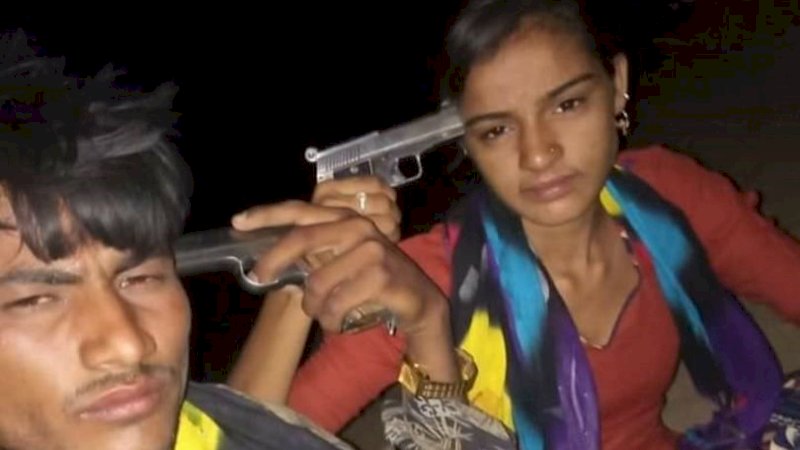Bunuh Diri Bersama, Wanita Bersuami dan Pacarnya Sempat Selfie dengan Pistol