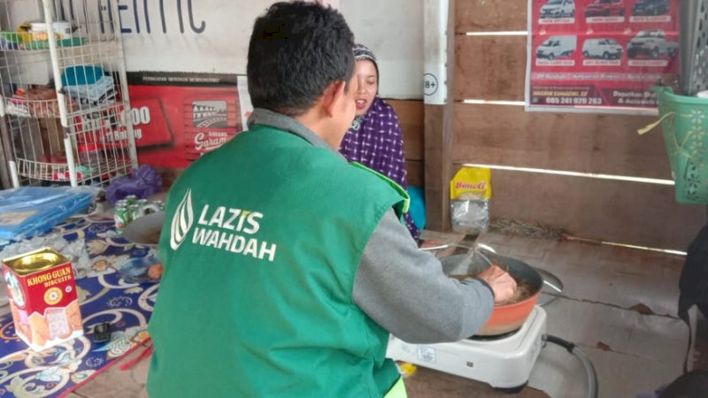 Dapur Umum LAZIS Wahdah Layani Warga Korban Banjir Konawe Utara