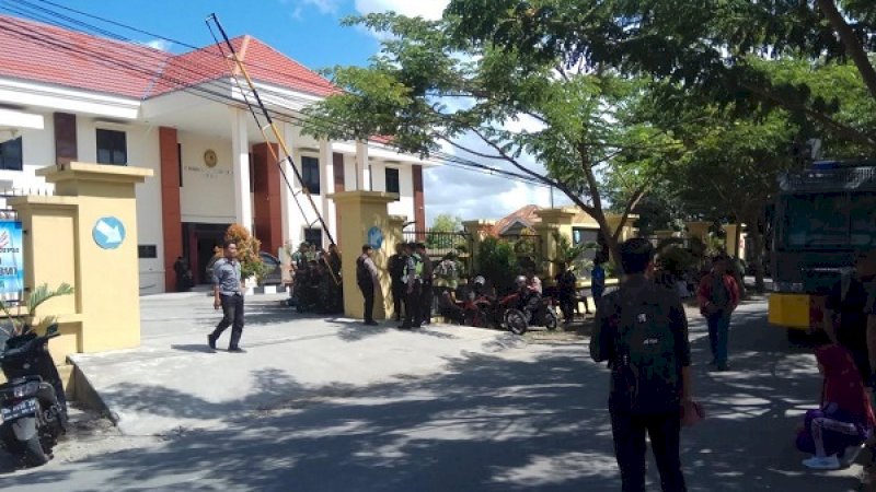 Kantor PN Bulukumba dijaga ketat aparat kepolisian dan TNI, Selasa (18/6/2019).