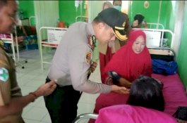 Kapolres Gowa Cek Kondisi Pasien Puskesmas Kampili untuk Bulan Bakti KB Kesehatan
