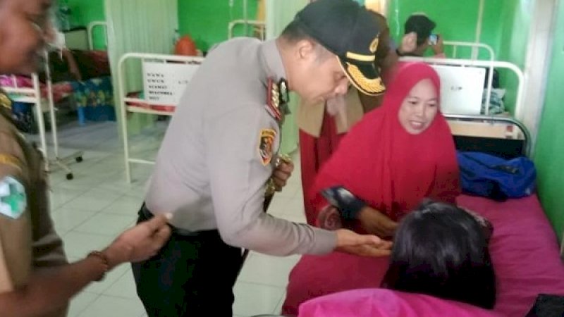 Kapolres Gowa, AKBP Shinto Silitonga, menjenguk pasien di Puskesmas Kampili, Gowa.