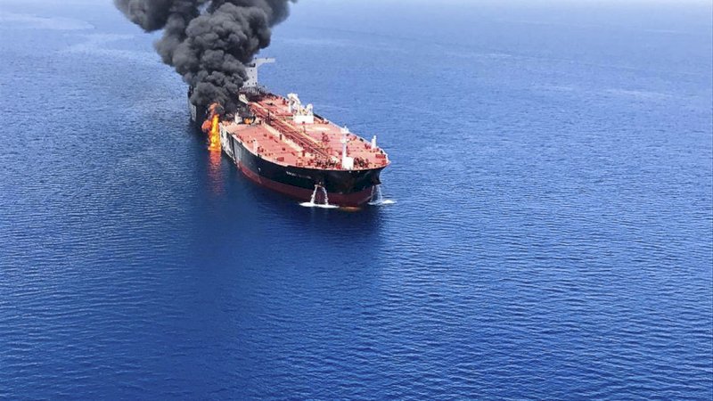 Sebuah kapal tanker minyak terbakar di laut Oman, Kamis, 13 Juni 2019 (ISNA/AP Photo)