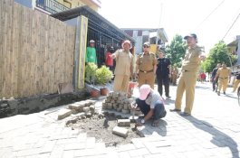 Iqbal Suhaeb Tinjau Kesiapan Lomba Kelurahan, Ini 23 Indikator Penilaiannya