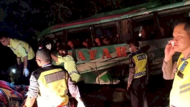 Polantas melakukan olah TKP tabrakan beruntun di Tol Cipali. (Sumber: Detik)