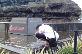 Wudu Pakai Air Mineral Sampai Air Kolam, Massa Kawal MK Salat Berjamaah