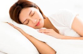 5 Hal Yang Sebaiknya Tidak Diletakkan di Bawah Bantal