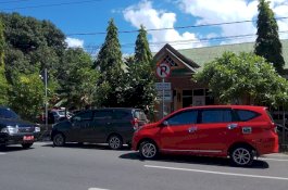 Mobil Parkir di Area Larangan Depan Satlantas Polres Bulukumba, Rambu yang Salah?