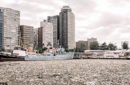 Video Mengerikan: Pelabuhan Dibanjiri Limbah Plastik dan Puing Setelah Banjir