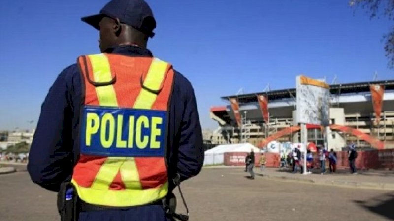 Seorang polisi di Afrika Selatan, sedang melakukan investigasi kematian pemerkosa.