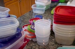 Dokter Peringatkan Orang Tua tentang Makan Makanan dari Wadah Plastik