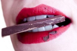 Sakit Tenggorokan? Lupakan Obat Batuk dan Madu, Makanlah Cokelat!