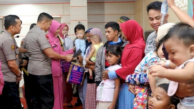 Kapolda Sulsel, Irjen Pol Hamidin bersama Nyonya Hamidin, berbincang dengan para peserta operasi celah langit dan bibir sumbing, Rabu, 19 Juni 2019.