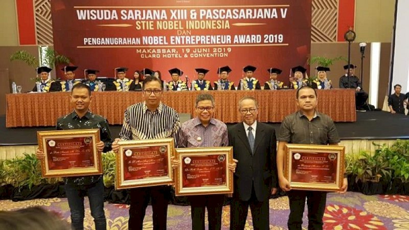 Empat tokoh yang dapat penghargaan dari STIE Nobel.