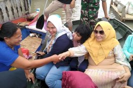 Pakai Perahu, PKK Sidrap Salurkan Bantuan untuk Korban Banjir