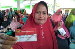 Pemkab Bulukumba Serahkan 18 Ribu Kartu Keluarga Sejahtera, Ditukar Telur dan Beras