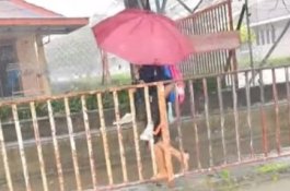 Mengharukan, Siswi Gendong Temannya yang Cacat di Tengah Hujan Deras