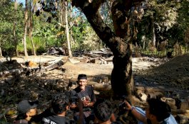 Pengusaha Online Serahkan Bantuan untuk Kakek Arsyad di Barru