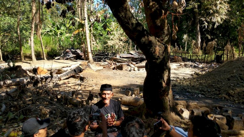 Pengusaha Online Serahkan Bantuan untuk Kakek Arsyad di Barru