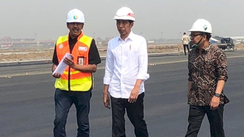 Presiden Jokowi didampingi Mensesneg Pratikno meninjau progress pembangunan landasan pacu atau runway ketiga Bandara Soekarno Hatta (Soetta), Tangerang, Banten, Jumat (21/6) pagi. (Foto: IST)