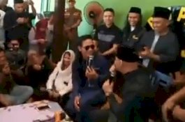 Momen Gus Miftah Pakaikan Kopiah ke Deddy Corbuzier