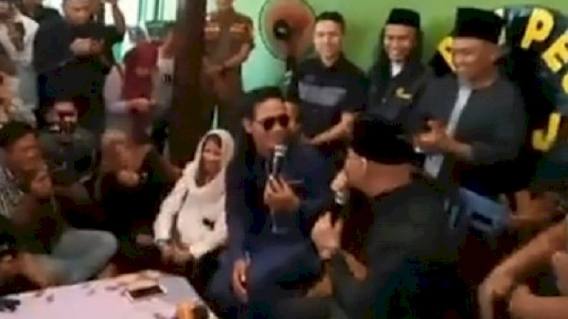 Gus Miftah memakaikan kopiah ke kepala Deddy Corbuzier.