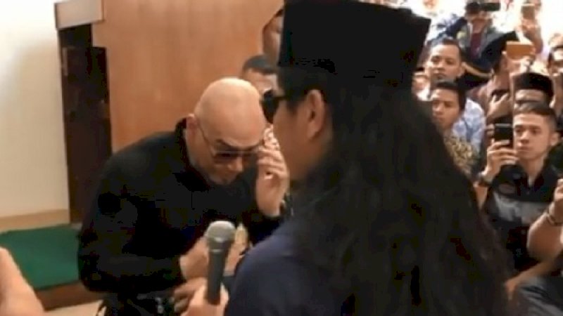 Deddy Corbuzier mengelap air matanya usai mengucapkan dua kalimat syahadat di Ponpes Ora Aji, Sleman, Yogyakarta.