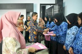 Sekda Sidrap Serahkan SK CPNS kepada 10 Bidan PTT