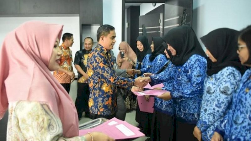 Sekda Sidrap, Sudirman Bungi, saat menyerahkan SK CPNSD kepada sepuluh bidan PTT, Jumat, 21 Juni 2019.