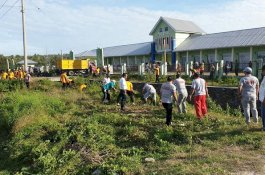 Sambut HUT Bhayangkara, Polres-Kodim dan Pemda Bersihkan Rumput Liar di Pasar Tamanroya