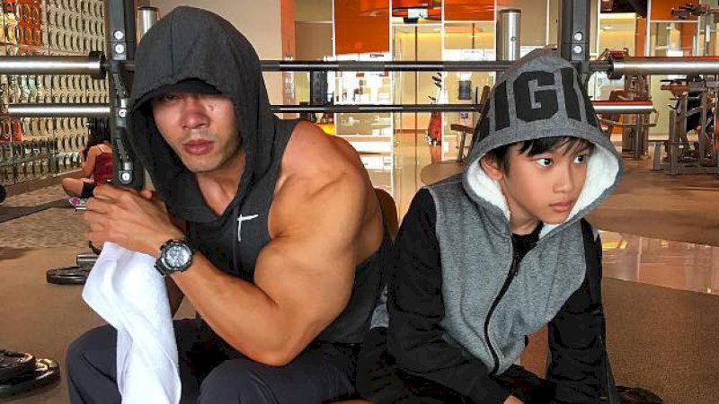 Deddy Corbuzier dan anaknya