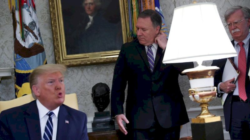 Presiden AS Donald Trump berbicara selama pertemuan dengan Perdana Menteri Kanada Justin Trudeau, ditemani Sekretaris Negara Mike Pompeo, penasihat keamanan nasional Gedung Putih John Bolton dan Sekretaris Pers Sarah Sanders di Oval Office Gedung Putih di Washington, AS, 20 Juni , 2019. (Reuters)
