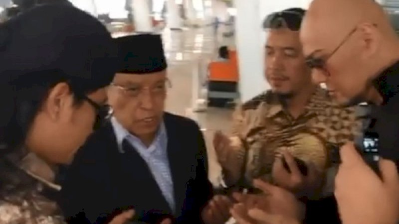 KH Said Agil Siraj saat mendoakan Deddy Corbuzier di bandara.