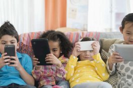 Bahaya Berikan Gadget pada Anak di Bawah 12 Tahun