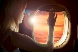 Tepergok Layani Penumpang di Toilet Pesawat, Segini Tarif Pramugari Ini