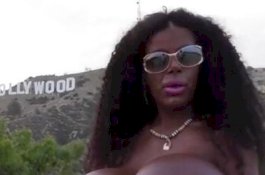 Usai Ubah Warna Kulit Jadi Hitam, Wanita Ini Mau Jadi Pemilik Payudara Terbesar di Dunia